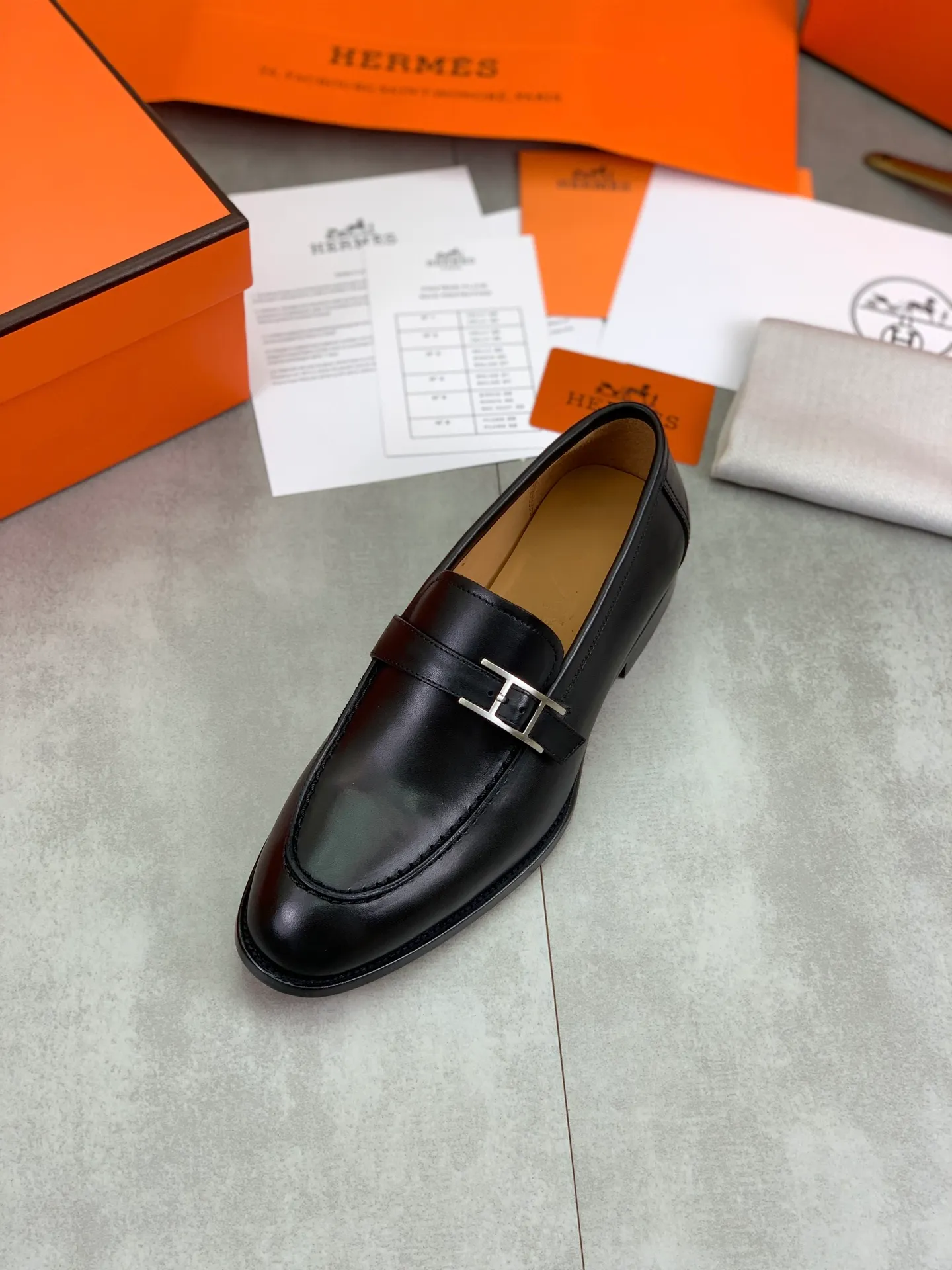 Factory price P980 💰💎💎💎 Original genuine leather outsole Brand: Hermès Grade: Same as the official website Original quality materials: Original soft calfskin Water-dyed cowhide lining Original Italian genuine leather outsole Style categories: Men's fashion Formal casual leather shoes Slip-on men's shoes series Young fashion European and American trends British style Code number: 39-45 (38.46 can be customized)